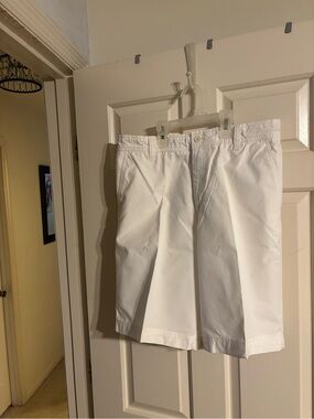 Izod Seaside Poplin White Men's Flat-Front Cotton Shorts. Like new condition .